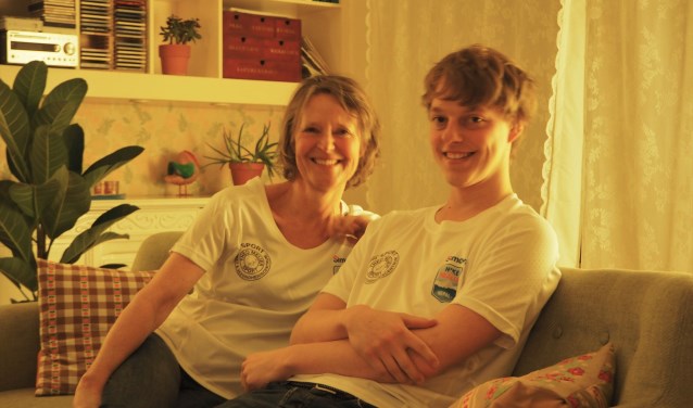 Anneke van Dijck en zoon Hidde hopen op een bedrag van zesduizend euro.