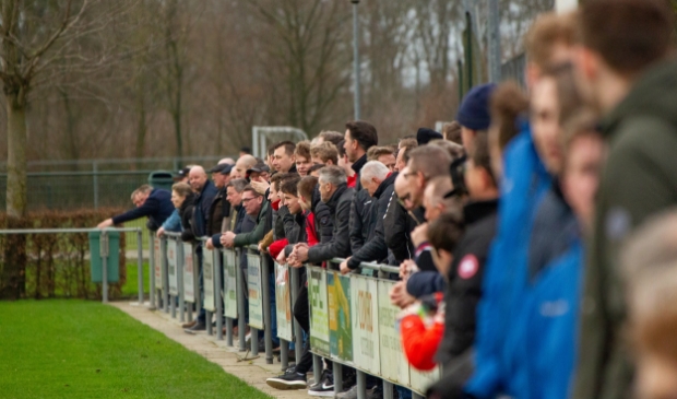 <p>De voetbalclubs en de supporters, zoals hier bij Terschuurse Boys tegen VVOP, 'verlangen' naar een hervatting van de competitie.</p>