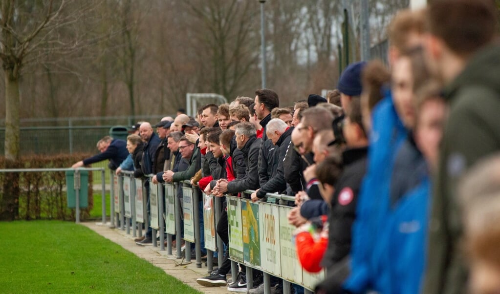 De voetbalclubs en de supporters, zoals hier bij Terschuurse Boys tegen VVOP,  'verlangen' naar een hervatting van de competitie.