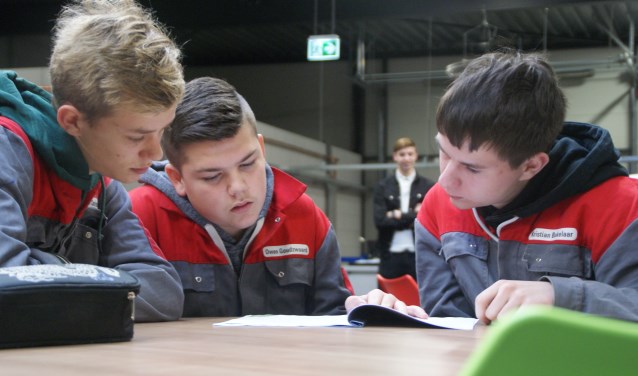 De jongeren zijn aan de slag met de vakopdrachten.