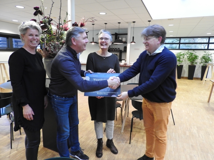 overhandiging cheque door directeur Wilco Plaggenborg (CBA)