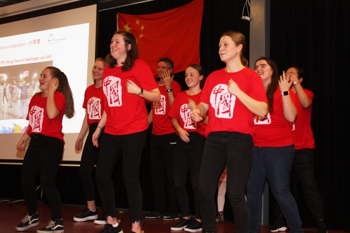 Leerlingen van atheneum presenteren een Chinese dans