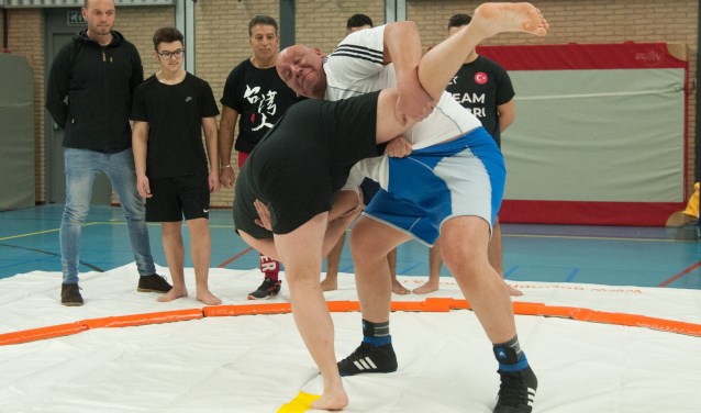 Haitham Alsadi doet het nog eens voor. Op de achtergrond (tweede van links) talent Berkay Ibis.