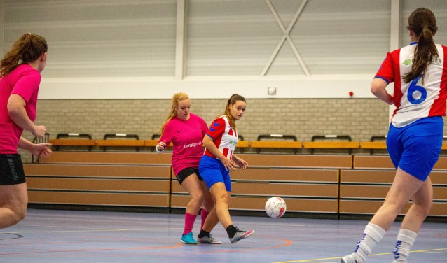 Madeleine van der Vist in actie tegen ASV Dronten, rechts Noëlle van Soest (6).
