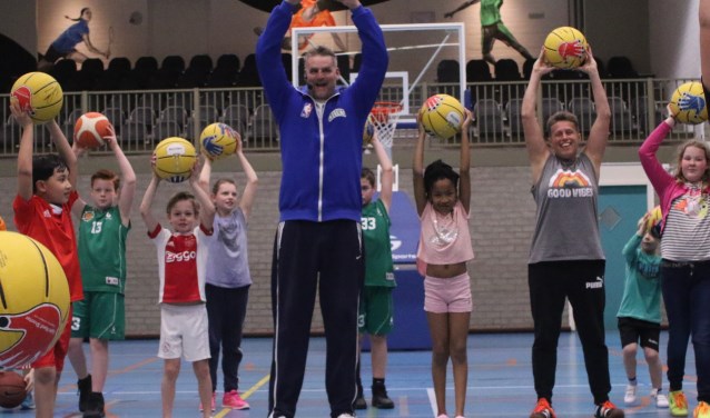 Ex-prof Henk Pieterse verzorgt een basketbalclinic.