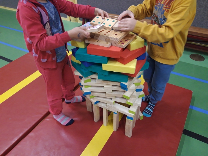 Kinderen bouwen mooie torens met elkaar.