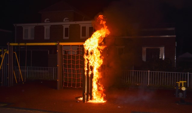 Tijdens de jaarwisseling moest de brandweer 27 keer uitrukken, zoals voor dit brandende speeltoestel