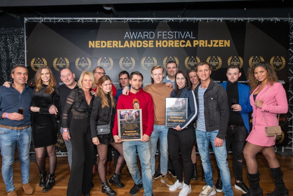 Het team van De Gezelligheid na het winnen van de eervolle titel 'Restaurant van het jaar van de provincie Utrecht'.
