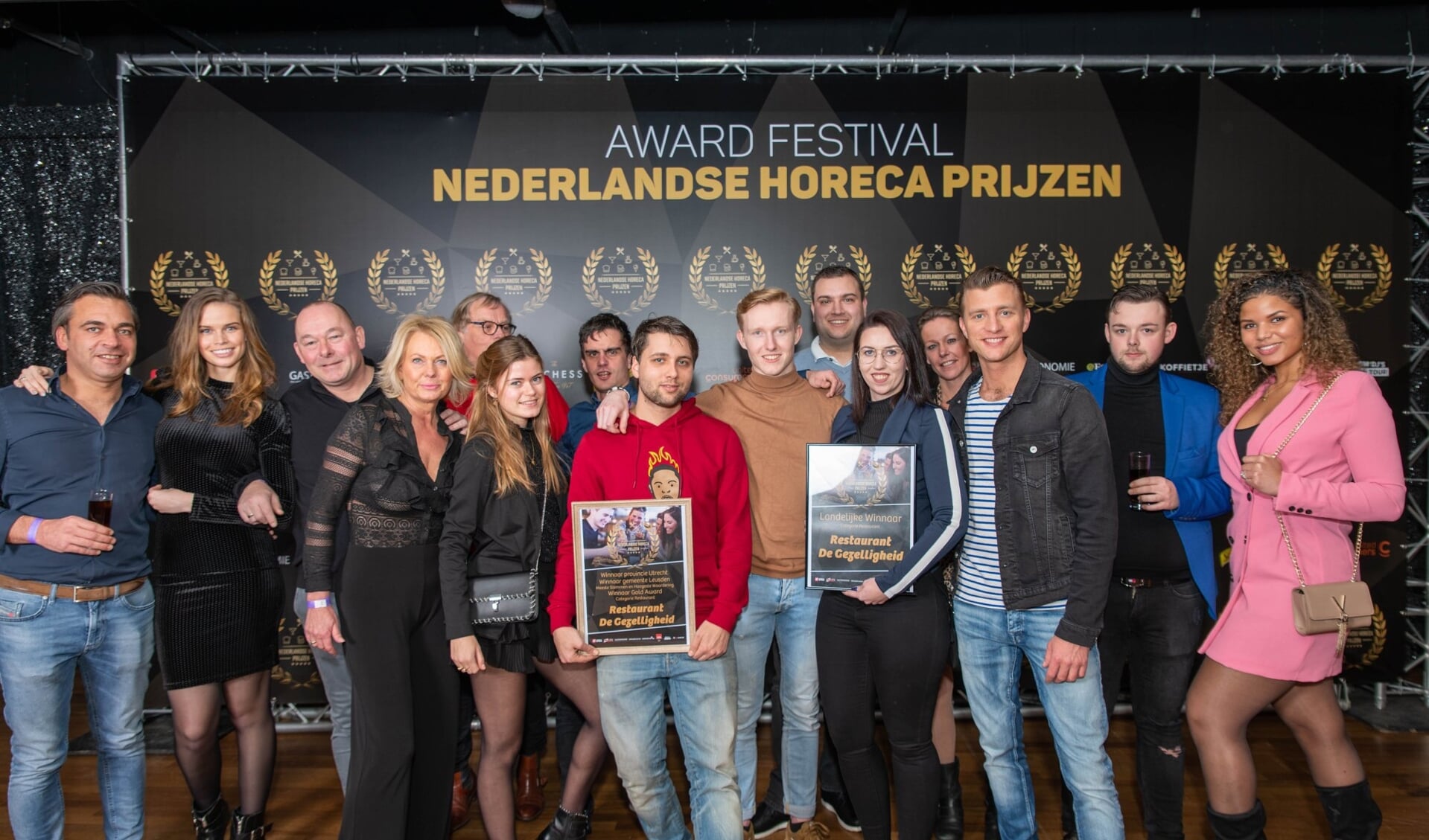 Het team van De Gezelligheid na het winnen van de eervolle titel 'Restaurant van het jaar van de provincie Utrecht'.