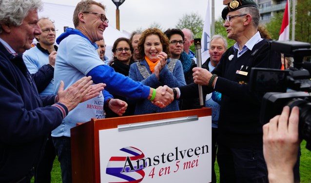 Overdracht van het vrijheidsvuur in de Stadstuinen in 2017.