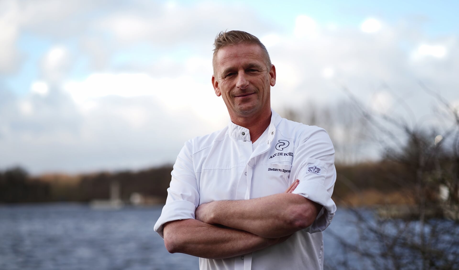 Chefkok Stefan van Sprang op het terras: het restaurant heeft een prachtige ligging aan de Poel. 