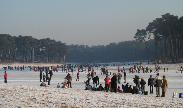 <p>Schaatsen op het Henschotermeer.</p>