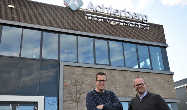 Johan Jansen en Art Achterberg voor het duurzame pand van Achterberg Schilders.