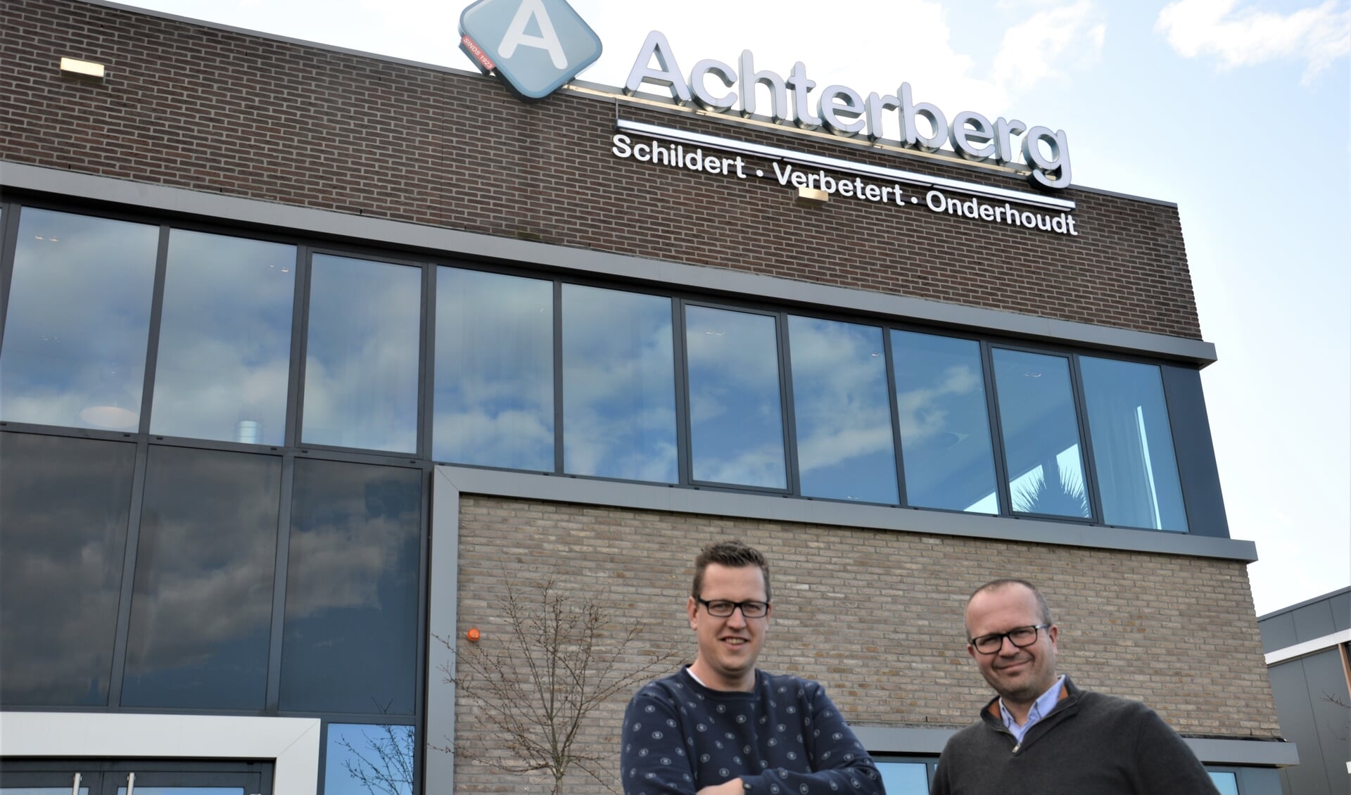 Johan Jansen en Art Achterberg voor het duurzame pand van Achterberg Schilders.
