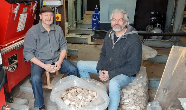 Erik Verkuil en Michel Sadon met links de biomassaketel