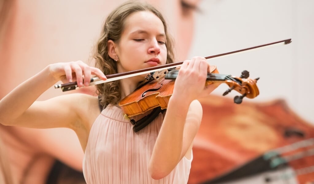 Jong talent Dasha Serck soleert op haar viool tijdens concert Artoni.