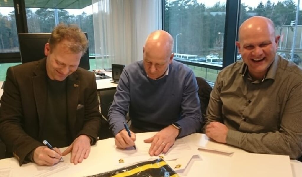 Pascal van Wijk (l.) en René van Maasakkers (m.) ondertekenen de partnerovereenkomst onder toeziend oog van Marc Prins.