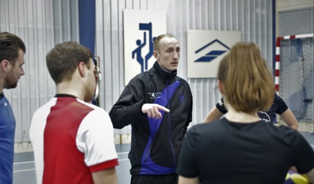 Steven Brink geeft instructies tijdens de training bij Dindoa. 