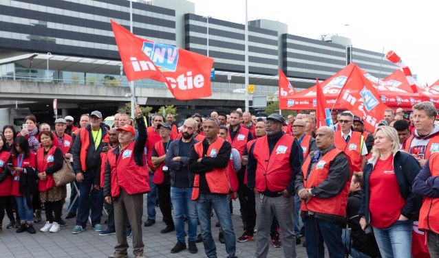 De FNV in actie op Schiphol voor meer loon en betere arbeidsomstandigheden bij de KLM grondafhandeling.