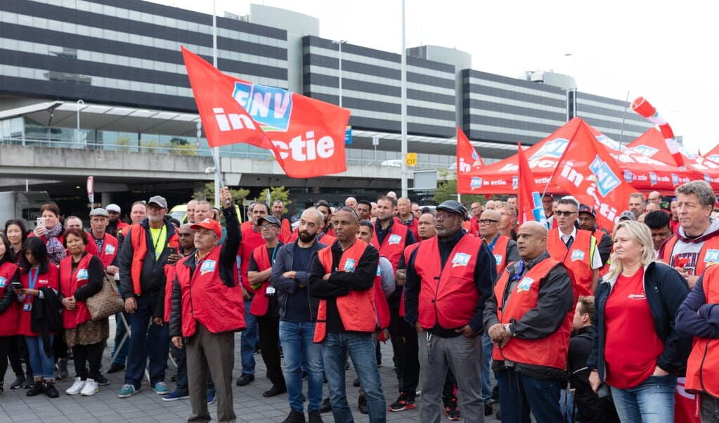 De FNV in actie op Schiphol voor meer loon en betere arbeidsomstandigheden bij de KLM grondafhandeling.
