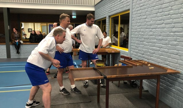 Sjoelen tijdens de SuperCup-wedstrijden op een sjoelbak met een bocht.