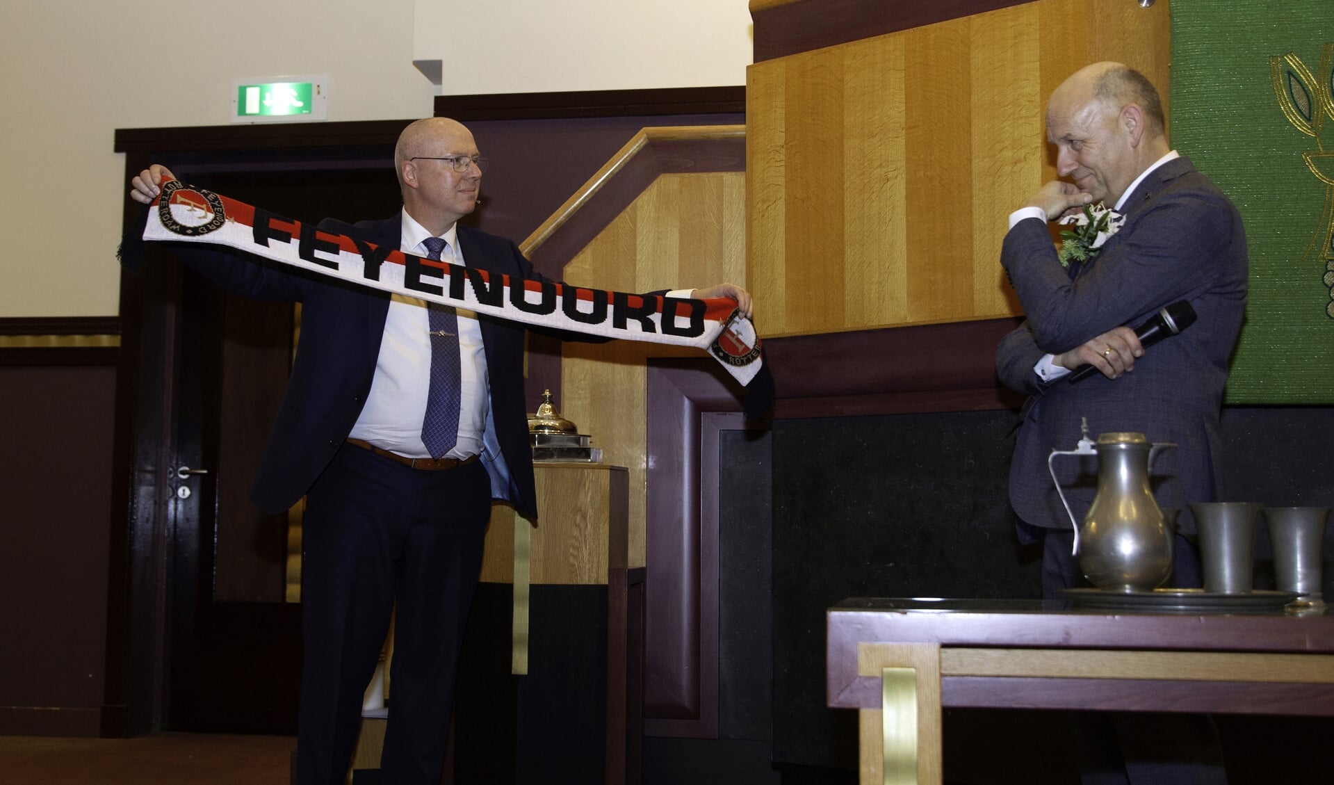 Een Feijenoord-sjaal voor Ajax-supporter Evert van de Veen.