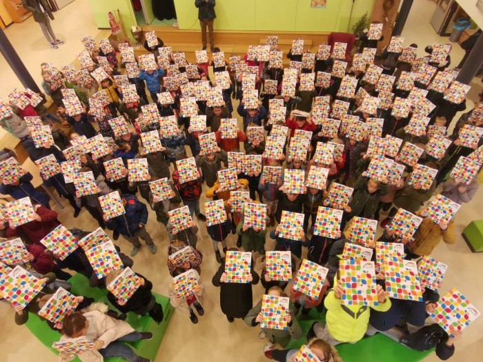Kinderen van CBS De Regenboog met hun nieuwe rapporten.
