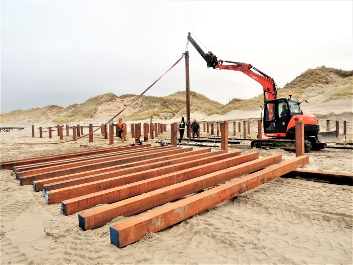 Lezersfoto Houten Palen Voor De Fundering Van Strandpaviljoen De