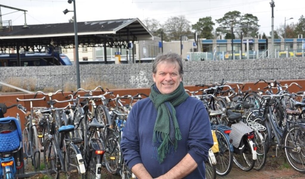 Pim van de Veerdonk, fractievoorzitter van Beter De Bilt, dacht als bewoner mee over de herinrichting van het stationsgebied. FOTO: Julie Houben