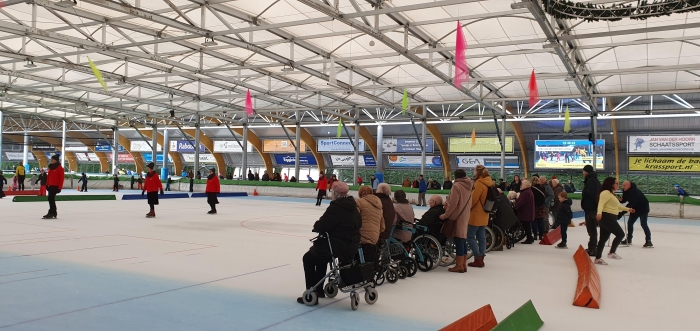 150 enthousiaste deelnemers van alle dag- en ontmoetingscentra van Kennemerhart nemen deel aan het sportevent op de ijsbaan.