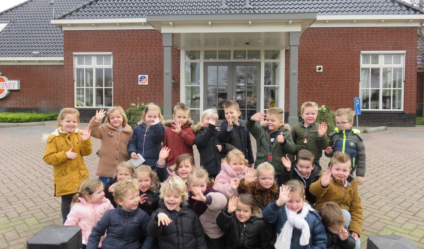 Groep 1a van de Rehobothschool uit Kootwijkerbroek bij restaurant Goudreinet