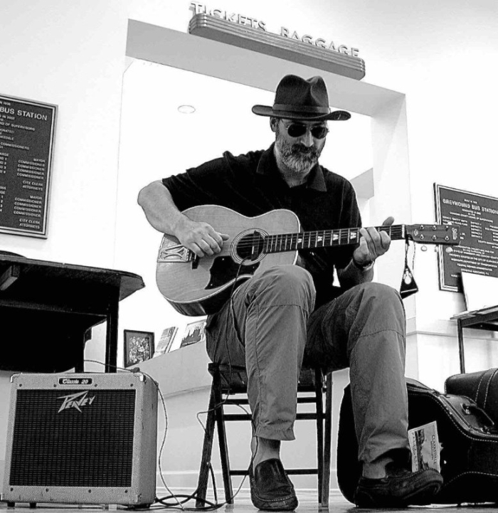 Gitarist Jos van Oost in AOP