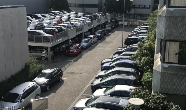 Geparkeerde auto's op een bedrijventerrein in Hoofddorp.