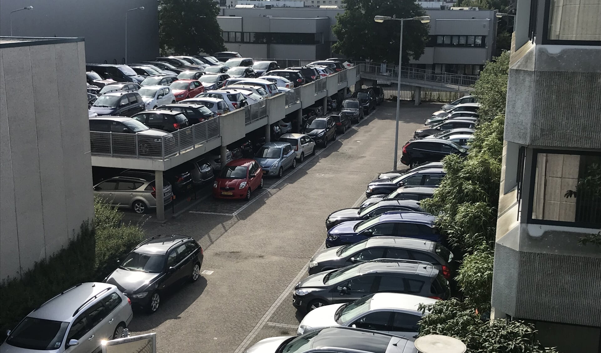 Geparkeerde auto's op een bedrijventerrein in Hoofddorp. 
