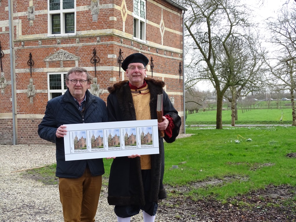 ‘Jan Snouck’ (rechts) toont tegen de historische achtergrond van ‘zijn’ kasteel Schelluinderberg de postzegels die hij kreeg van Bert den Boer, voorzitter van de Geschiedkundige Vereniging Giessenburg en Schelluinen.