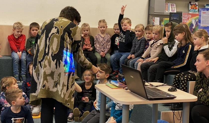 De kinderen luisterden geboeid, deden dierengeluiden na en zongen het lied van de Moppereend.