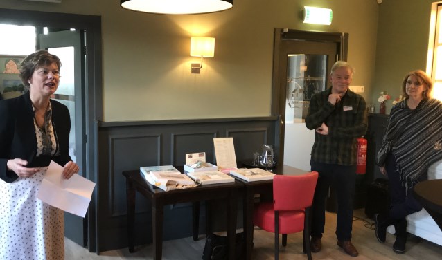 Erica Spil en Rijk Roor openen de 'Landschappen-expositie' in 't Wapen van Odijk