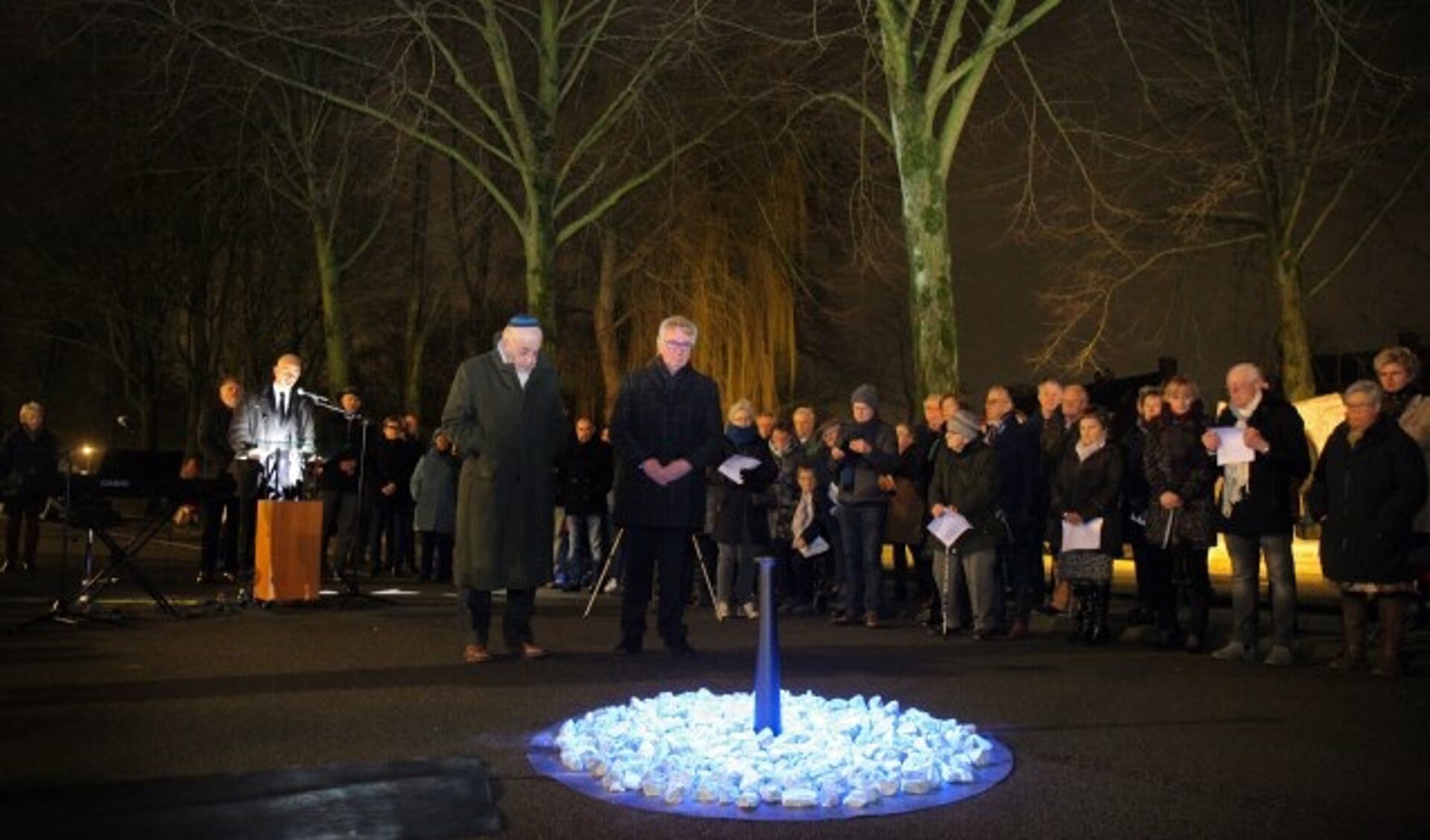 Op 26 januari onthulde Maurice Elzas met burgemeester Geert van Rumund nog het tijdelijke Holocaust-monument Levenslicht op de Walstraat.