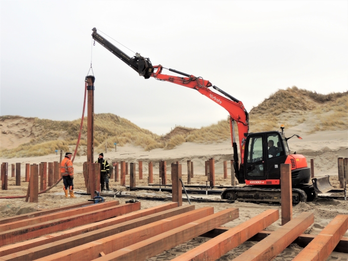 Lezersfoto Houten Palen Voor De Fundering Van Strandpaviljoen De