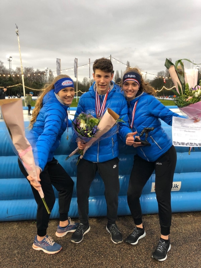 Ward Nederlands Kampioen 100 meter tussen de Nederlands Kampioenen Sterre van Schaik en Pien Hersman