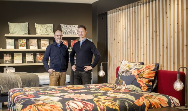 Sjoerd van 't Oever (r) en Eddy Lanning bij een van de bedden in de winkel van Bedding Slaapcomfort.