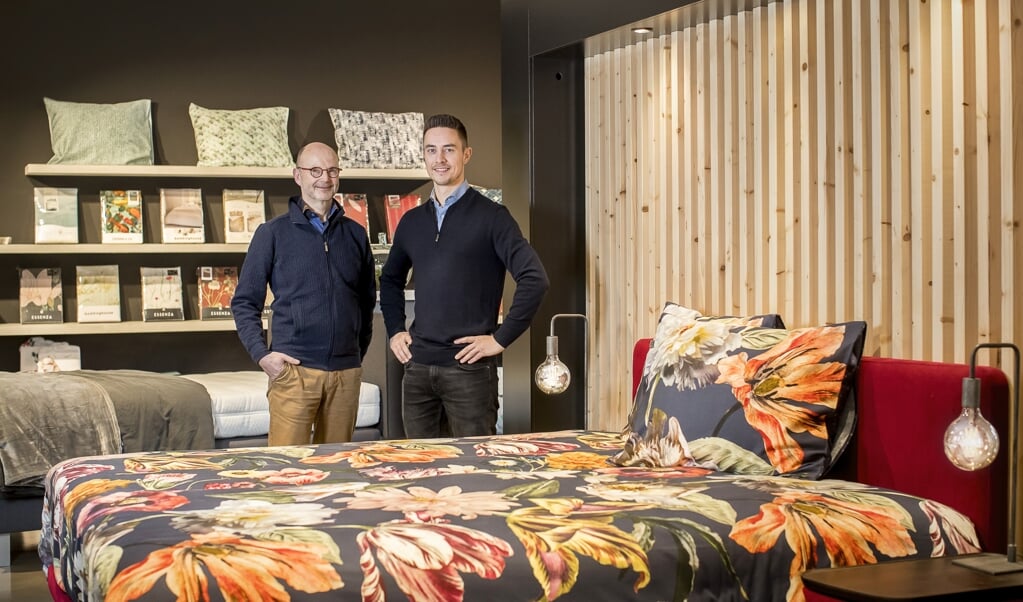 Sjoerd van 't Oever (r) en Eddy Lanning bij een van de bedden in de winkel van Bedding Slaapcomfort.