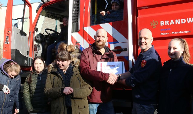 De Brandweer Maarn-Maarsbergen verrast Reinaerde Dagcentrum De Regenboog.