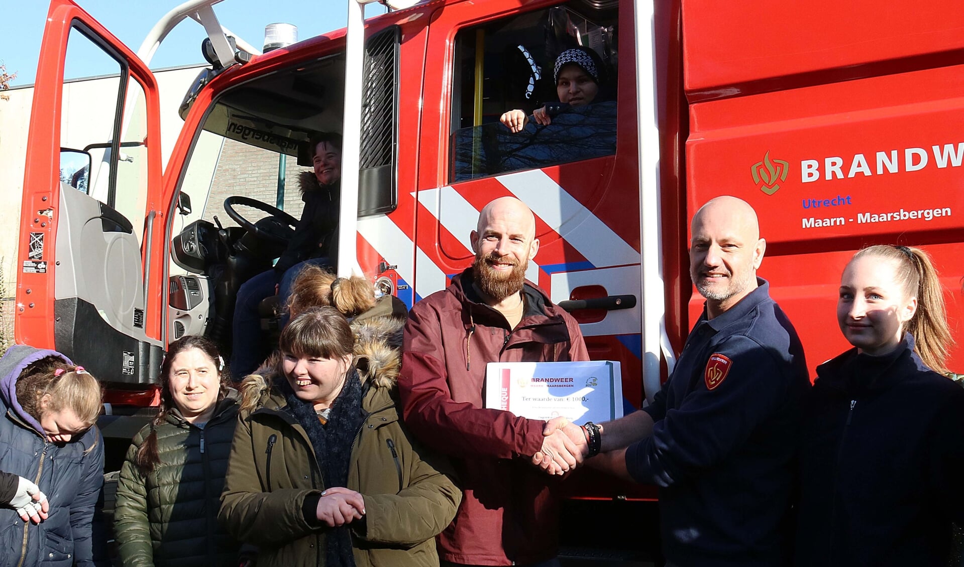 De Brandweer Maarn-Maarsbergen verrast Reinaerde Dagcentrum De Regenboog.