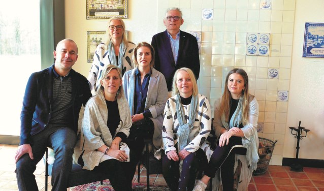 Sabine Karssen-Oostenrijk (derde van links zittend): ,,Uitvaartzorg Troostrijk werkt als een team."