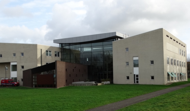 <p>Gemeentehuis gezien vanaf de achterkant, het bruin stenen deel is de raadszaal</p>