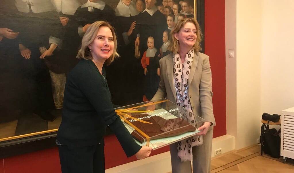 De minister kreeg in het Gorcums Museum een chocolade taart cadeau tijdens haar bezoek op 17 februari jl.