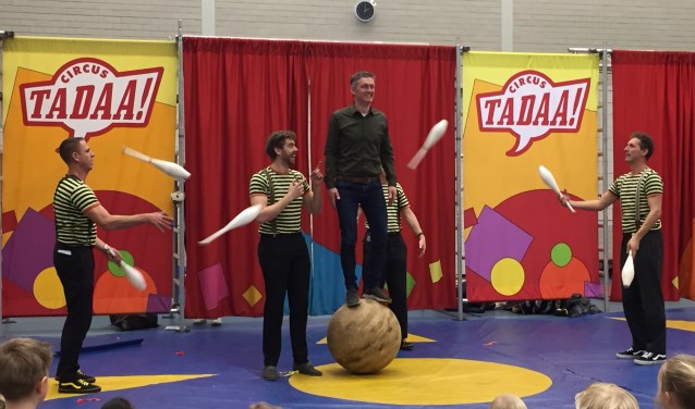 Schooldirecteur Sander Jue bedankte staand op een bal voor zijn afscheid dat hij vierde met bijna 400 leerlingen.