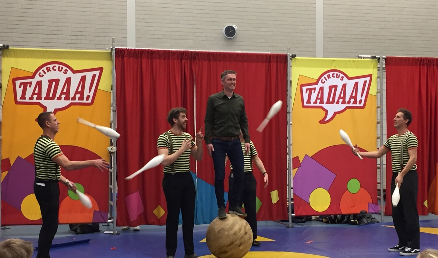 Schooldirecteur Sander Jue bedankte staand op een bal voor zijn afscheid dat hij vierde met bijna 400 leerlingen.