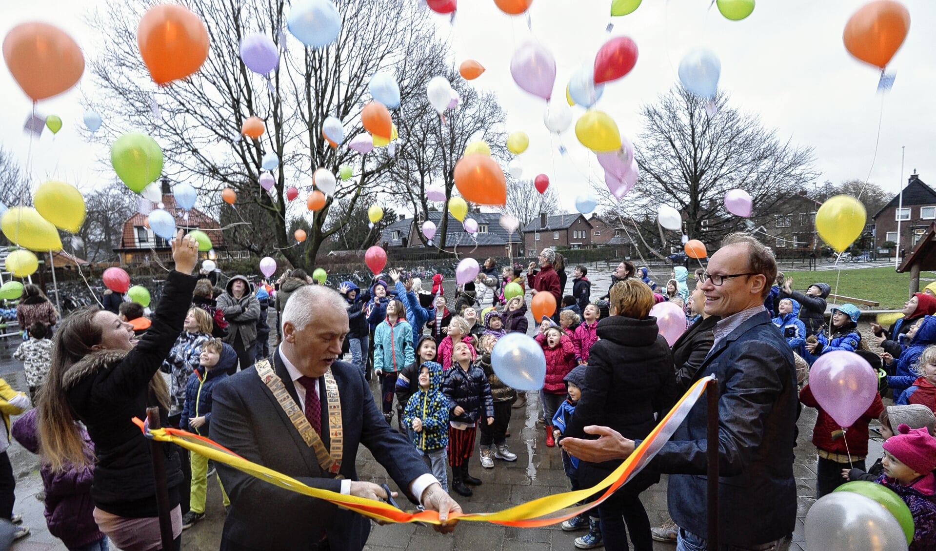 Bij de feestelijke heropening van basisschool De Regenboog in Voorthuizen, begin 2015, werden ballonnen opgelaten. Dat fenomeen verdwijnt door een nieuw verbod. 